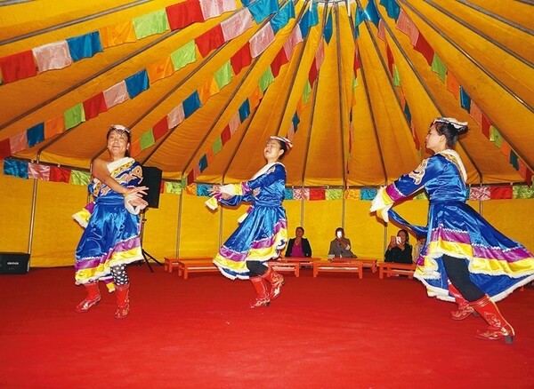 ▲ 천막안에서 춤을 주고 있는 티벳여인들