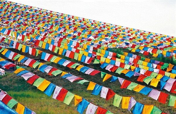 ▲ 바람에 날리는 티베트 전통 오색천.