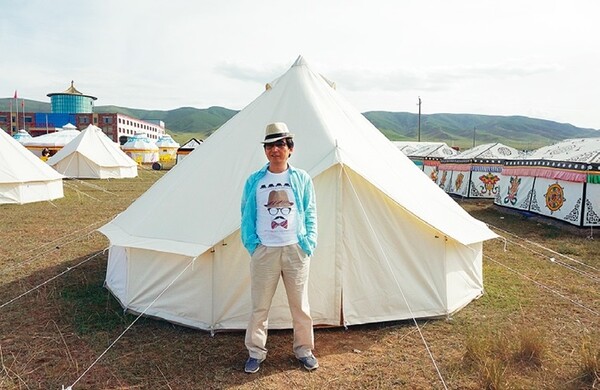 ▲ 현대식으로 개조한 텐트 앞에 선 필자. 오른쪽은 전통 유르트.