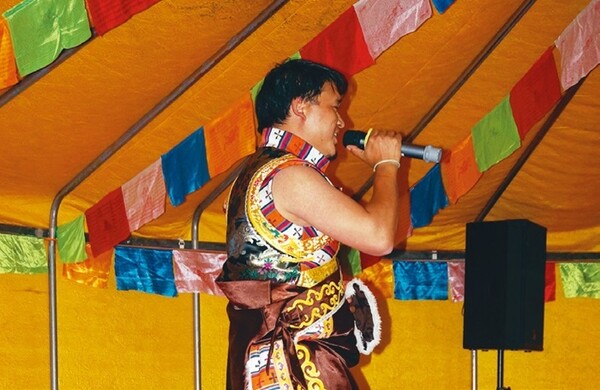 ▲ ‘옹헤야’라는 단어가 있는 티베트 전통 노래를 열창하는 티베트 청년.