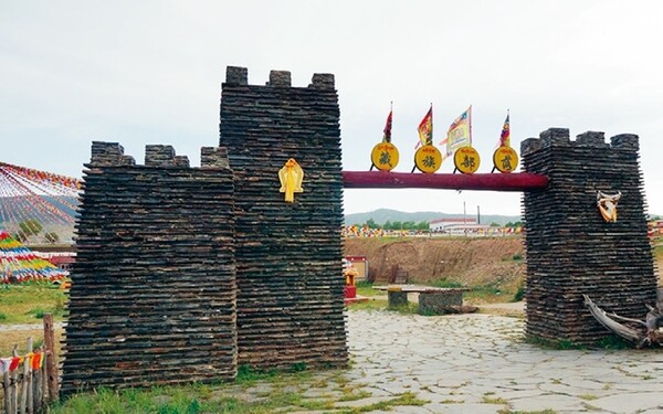 ▲ 칭하이호수 인근 티베트 마을. 장족부락이라 쓰여 있다.