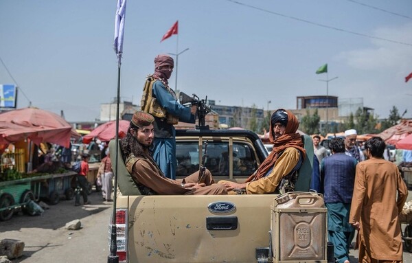 ▲ 아프카니스탄 수도, 카불을 장악한 탈레반군이 중화기로 무장한 채 시내를 질주하고 있다. 자료: 월스트리트저널 발췌