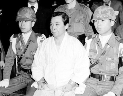 ▲ 김재규가 박정희를 사살한 뒤 체포, 구금된 상태로 군사법원에서 내란목적 살인죄로  재판을 받고 있다.