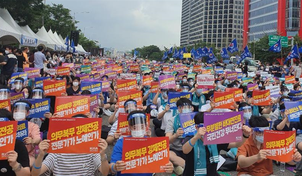 ▲ 지난 서기 2020년 8월, 정부가 의사 수를 늘리겠다고 하자, 전국에서 의사들이 들고 일어났다. 사진설명: 서울 여의도에서 의사들이 모여 파업을 하는 장면.