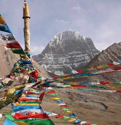 ▲ 수미산을 향하여 티베트의 깃발, 룽다가 이어져 있다.