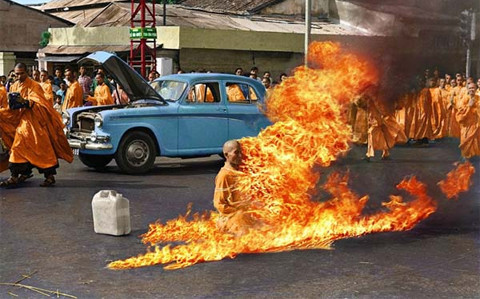 ▲ 틱 꽝득(Thich Quang Duc) 승려가 서기 1963년 남베트남 정부와 미국의 압제에 항거하여 자신의 몸을 불태우는 소신공양을 하였다(편집인 주).