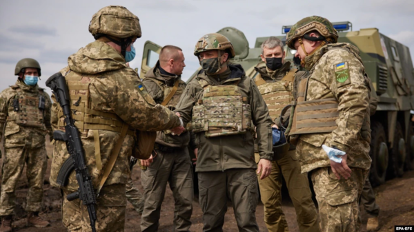 ▲ 불라디미르 젤랜스키 우크라이나 대통령(가운데)이 지난 해 4월 동부전선을  방문하고 있다. https://www.rferl.org/a/russia-ukraine-nato-red-line/31312756.html
