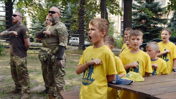 ▲ 우크라이나 군인과 소년들이 나치 찬양 몸짓을 하고 있다(편집인 주)