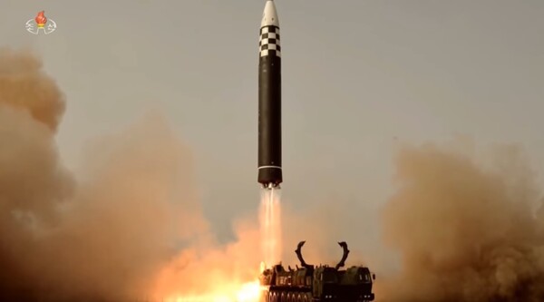 ▲  15000km 대륙간탄도 미사일 화성포 17호를 발사하고 있다. 자료: 조선중앙통신 영상 발췌.