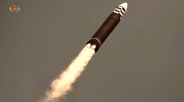 ▲  15000km 대륙간탄도 미사일 화성포 17호가 창공을 향해 날아가고 있다. 4개 기관으로 추진되는 것이 확연하다.  자료: 조선중앙통신 영상 발췌.