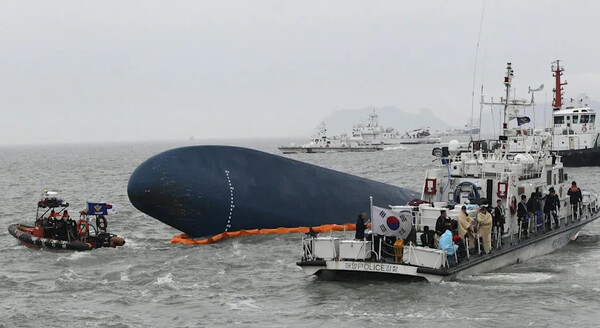 ▲ photo - South Korean Coast Guard boats float near the sunken Sewol ferry. (Ahn Young-joon / Associated Press)
