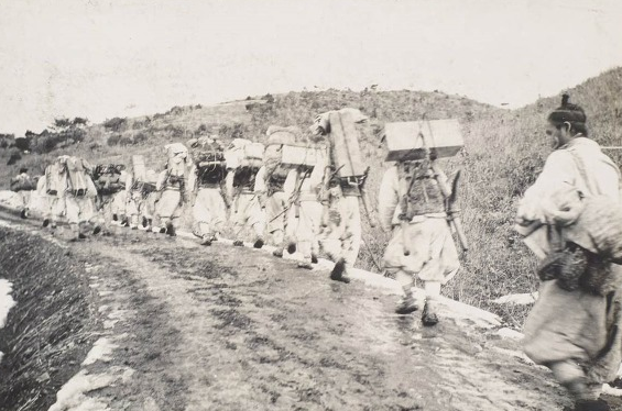 ▲ 서기 1904년 러일전쟁 당시 일본군은 조선인을 보급품, 군사 장비를 나르는 짐꾼으로 동원하였다.