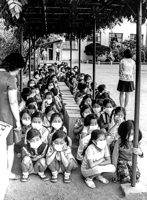 임인식 작가 1964년 독감예방접종을 기다리고 있는 교통초등학교 학생들, 교동초등학교는 1894년 설립된 최초의 초등학교