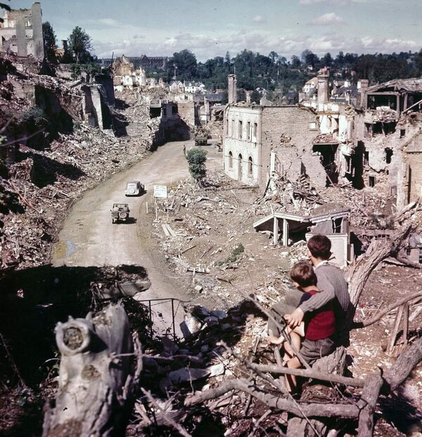 ▲ 사진은 Saint-Lô, France, 1944.  2차세계대전 때 파괴된 프랑스의 한 도시의 모습이다. 