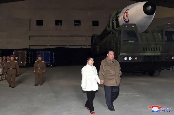 ▲ 북한 조선중앙통신은 19일 대륙간탄도미사일 화성17호를 어제 18일 발사하였다고 보도하였다.  이번 시험발사에는 김정은 위원장의 부인 이설주와 그의 딸이 함께하였다. 