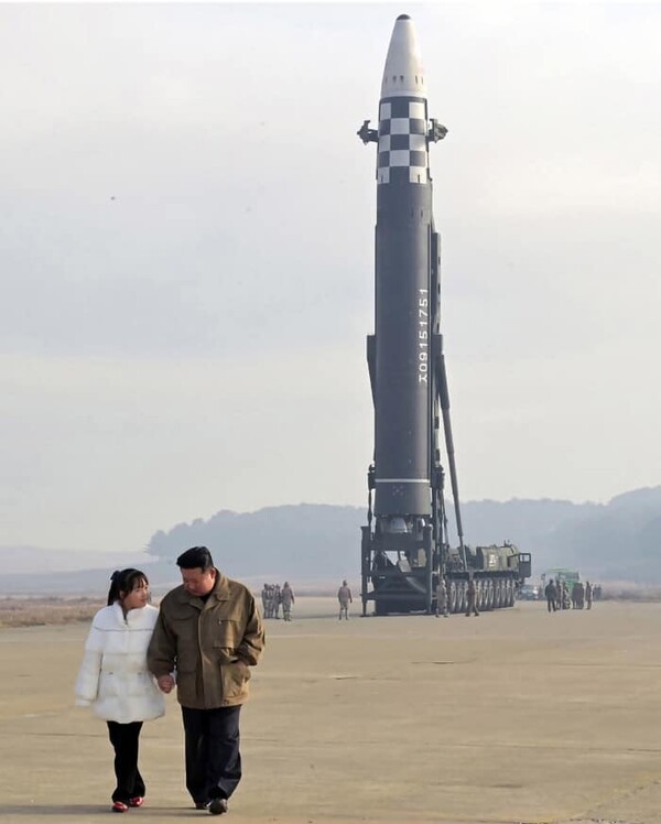 ▲ 미국의 배신으로 핵무기과 대륙간탄도탄 개발에 나선 북한이 지난 18일 미국 전역을 사정거리 안에 둔 화성포 17호를 발사하였다(편집인 주). 사진: 조선중앙통신