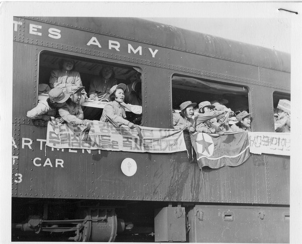▲ 6.25 전쟁이 끝나고 포로교환협정으로 북 인민군 여군들이 북으로 송환되고 있다. 출처: 미국국립문서보관소.