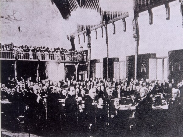 ▲1907년 네덜란드 헤이그에서 열린 만국평화회의.