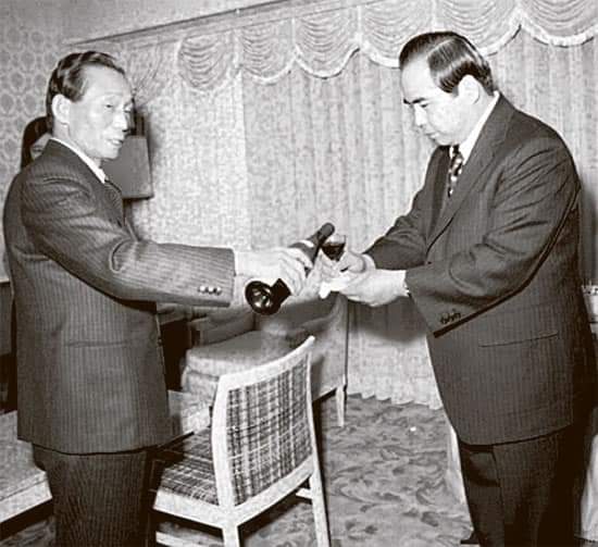 사진 - 군사반란 독재자 박정희가 경호실장 차지철에게 술을 건넨다. 박정희와 차지철은 김재규 중앙정보부장이 1979년 10월 26일 술자리에서 권총으로 처형했다.