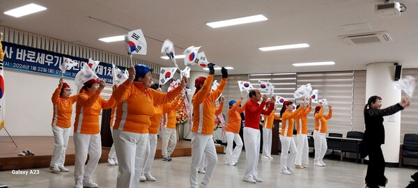 ▲전북자원봉사센터 회원들이 정기총회 축하공연을 펼쳤다.